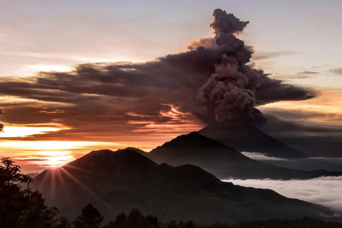 فعالیت آتشفشان بالی، ساکنان را مجبور به ترک منطقه کرد