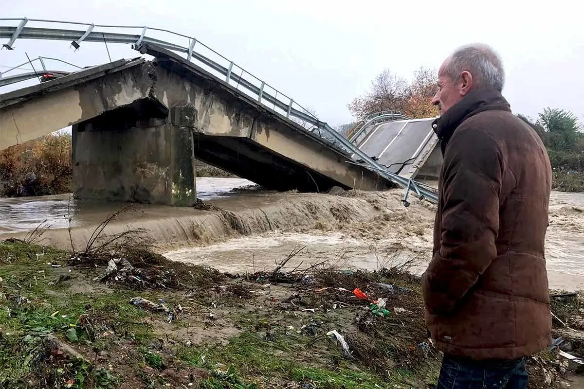 بارش سیل‌آسای باران در آلبانی با یک کشته