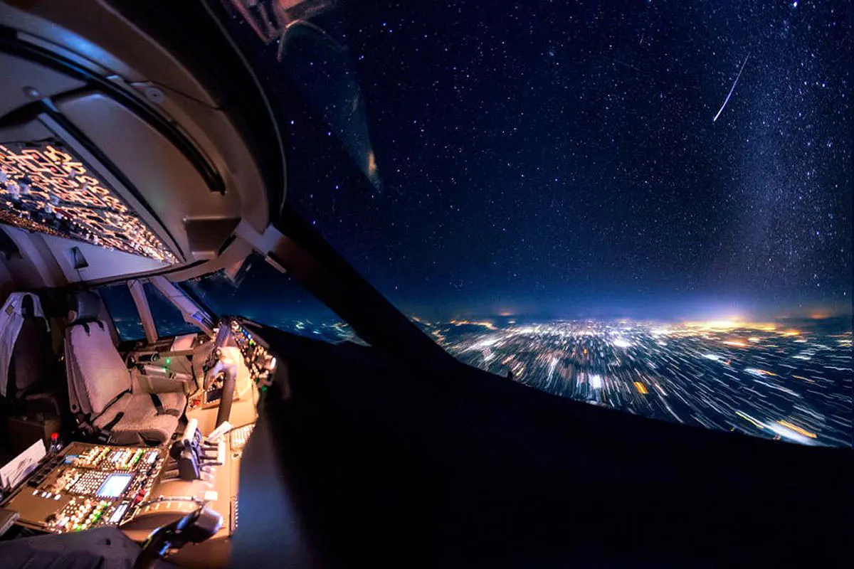 تصاویر آسمان شب از داخل کابین خلبان