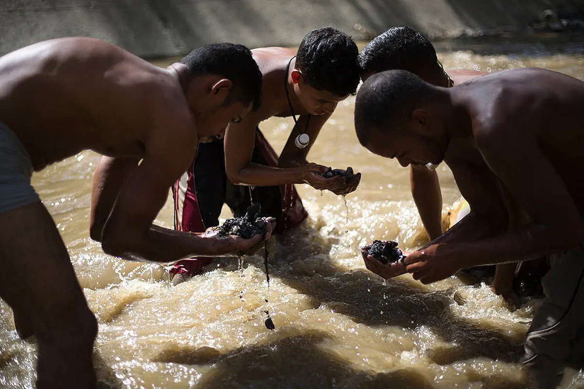 جست‌وجو برای یافتن طلا در کانال فاضلاب