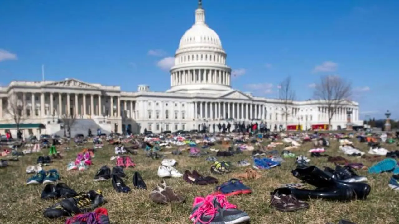 اعتراض آمریکایی با هفت هزار کفش+ عکس