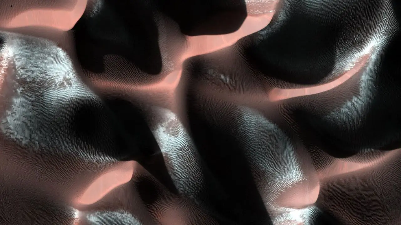 عکس روز ناسا؛ سایه‌روشن مریخی (1397/01/25)