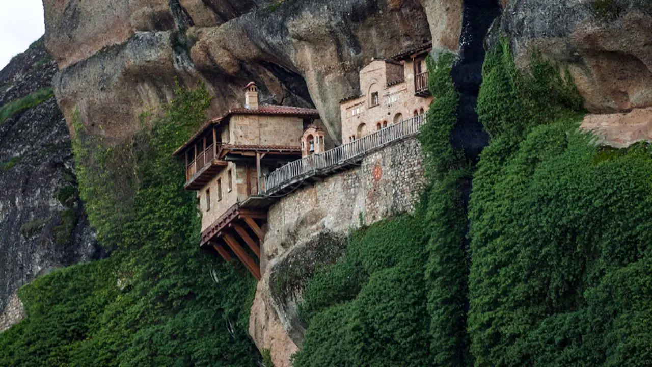 صومعه‌هایی بر فراز صخره در یونان