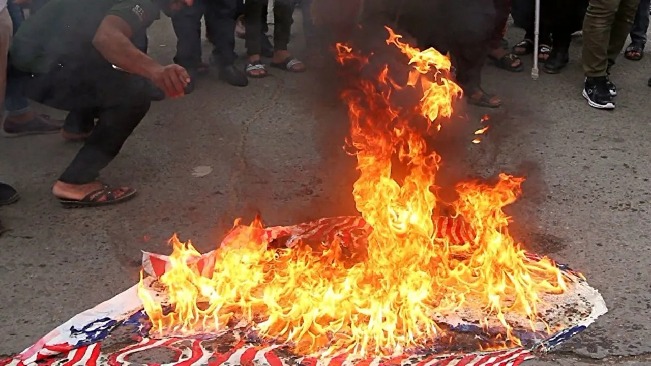 عراقی‌ها پرچم آمریکا را آتش زدند