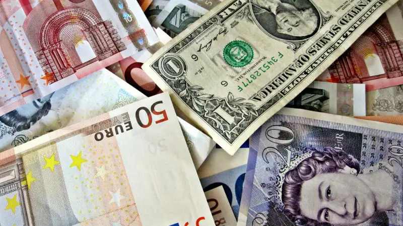 افزایش نرخ دلار و پوند و کاهش یوروی بانکی
