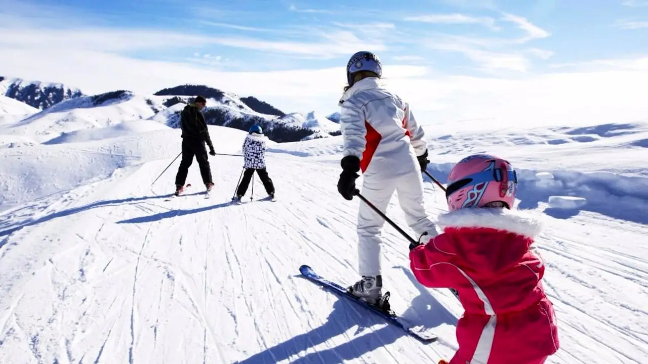 صف طولانی اسکی بازان روسی در سرما+ عکس