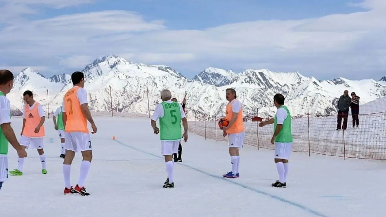 فوتبال در برف!+ تصاویر