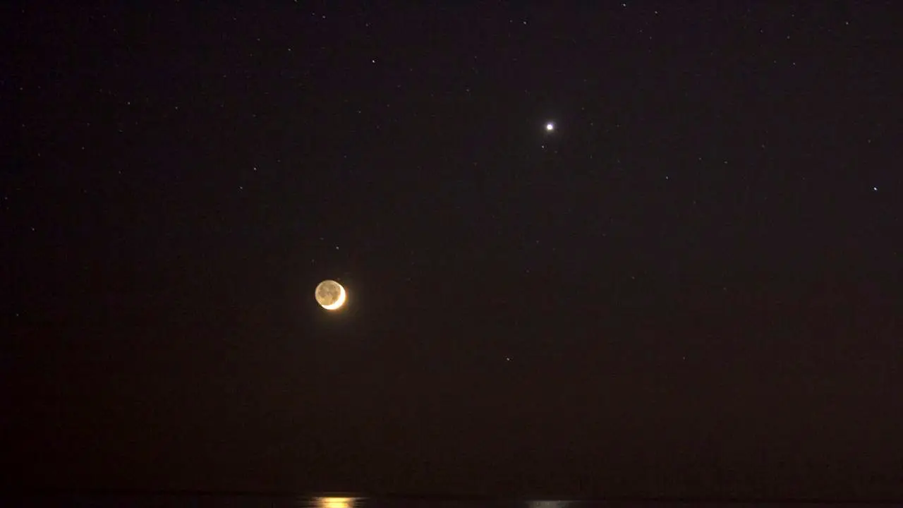 عکس روز ناسا، بازتاب ماه و ناهید