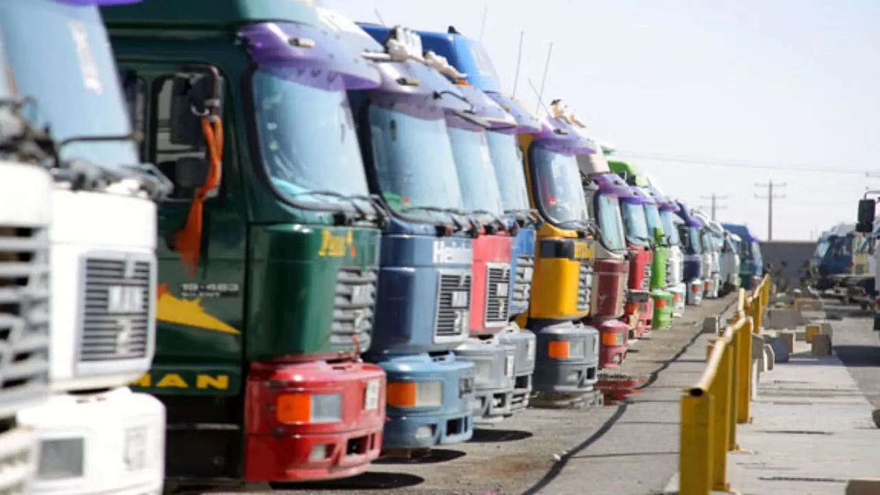 کامیون‌های ترانزیتی در مرز دوغارون افغانستان سرگردان شده‌اند