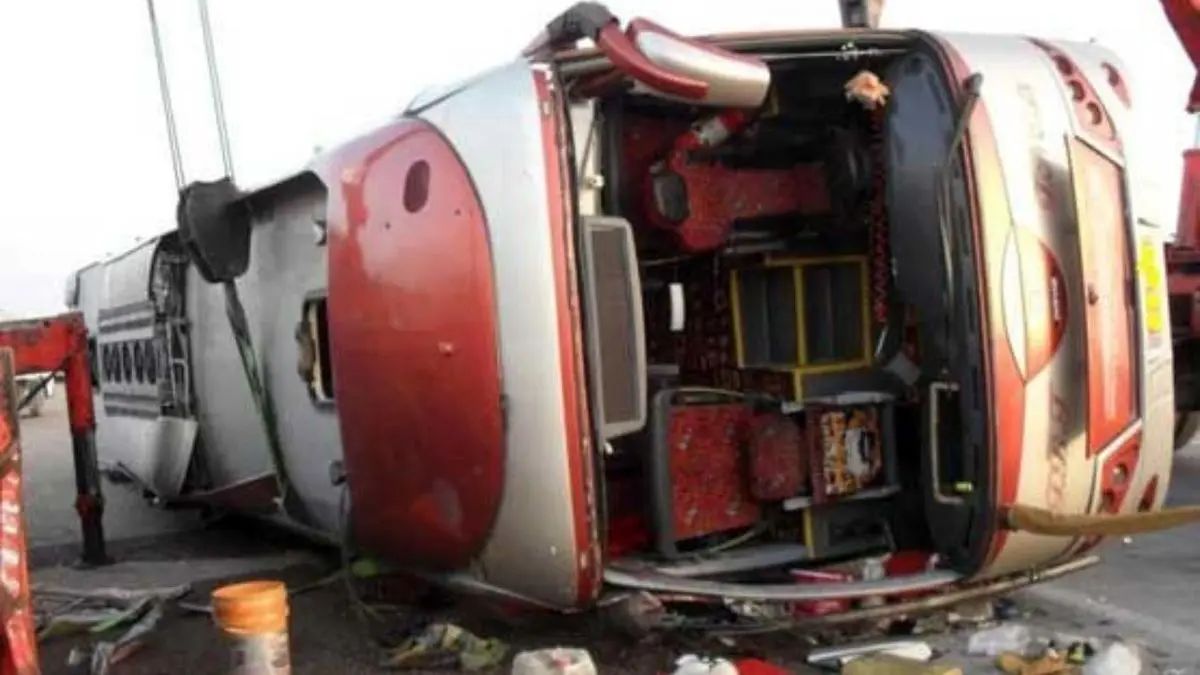22 کشته و زخمی در حادثه واژگونی اتوبوس حامل دانش‌آموزان