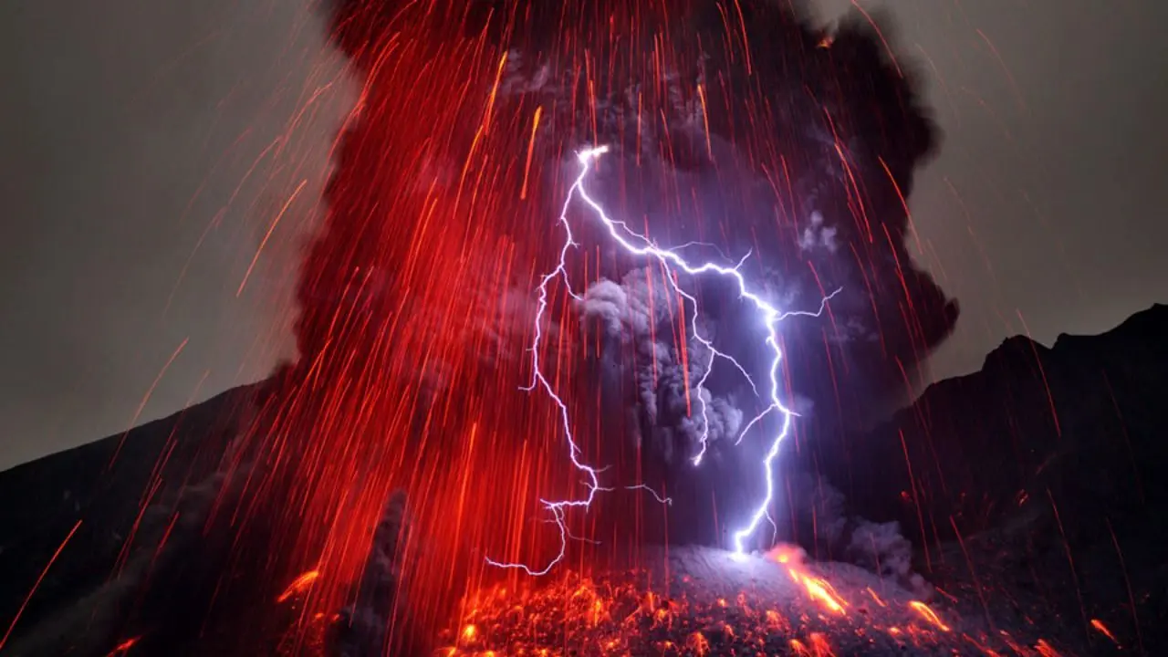 عکس روز ناسا، آتشفشان ساکوراجیما با رعد و برق