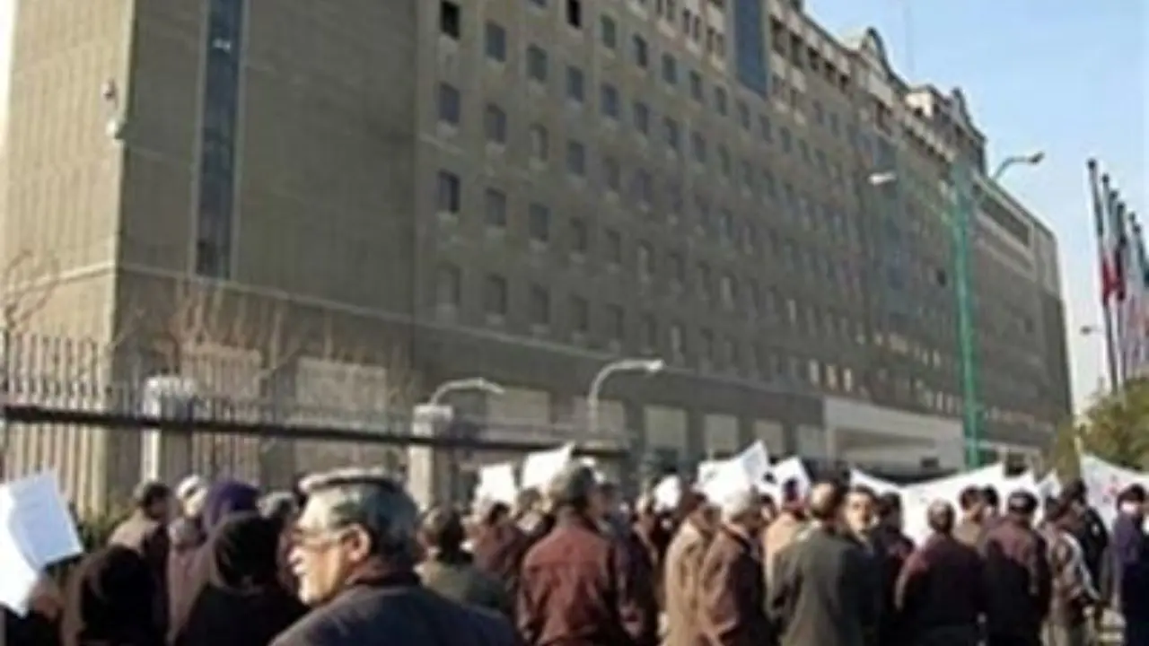 تجمع جمعی از معلمان حق التدرسی و کارگزاران بیمه کشاورزی مقابل مجلس