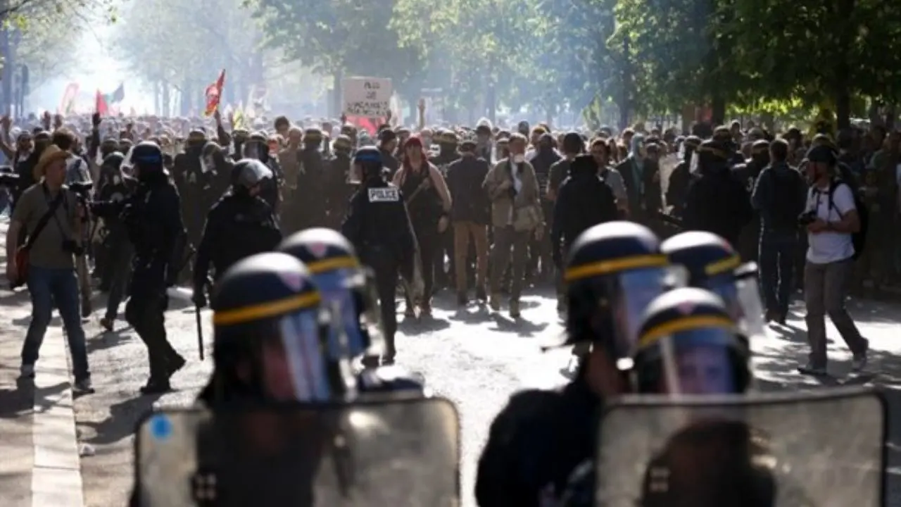 اعتراضات فرانسه به جایگاه ماکرون آسیب می‌زند