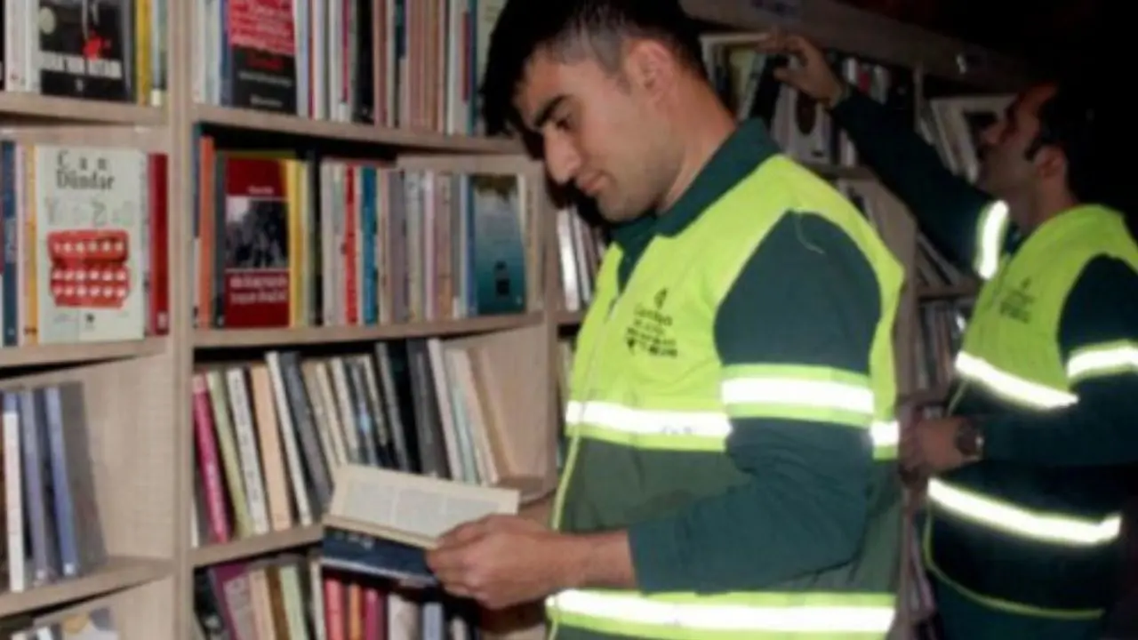 کارگران شهرداری آنکارا از کتاب‌های دور ریخته ، کتابخانه ساختند