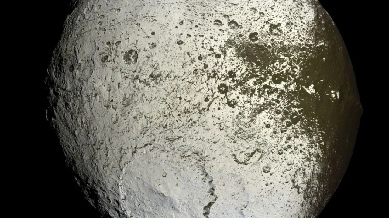 عکس روز ناسا، قمر یاپتوس