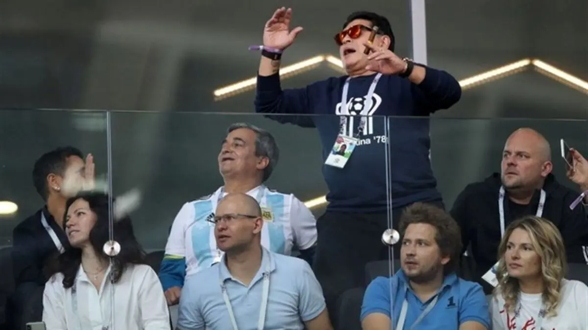 عذرخواهی مارادونا به خاطر کشیدن سیگار در بازی آرژانتین-ایسلند