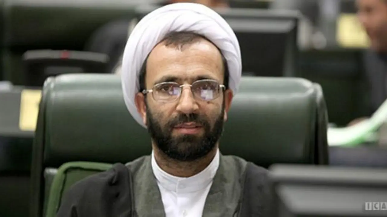 رئیس‌جمهور که به توچال می‌رود یک جلسه هم به مجلس بیاید/ کاش حداقل لباس ایرانی بپوشید