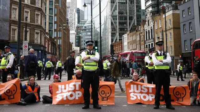 به پلیس اختیارات جدیدی را برای سرکوب معترضین غیرقانونی انگلیس داده‌ایم