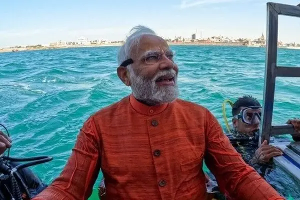 نمازخواندن نخست وزیر هند در عمق دریای عرب