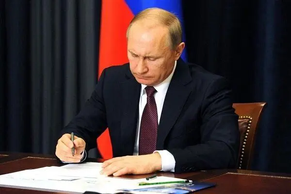 امضای قانون حالت فوق العاده توسط پوتین در روسیه/ 30 روز بازداشت برای نقض قانون