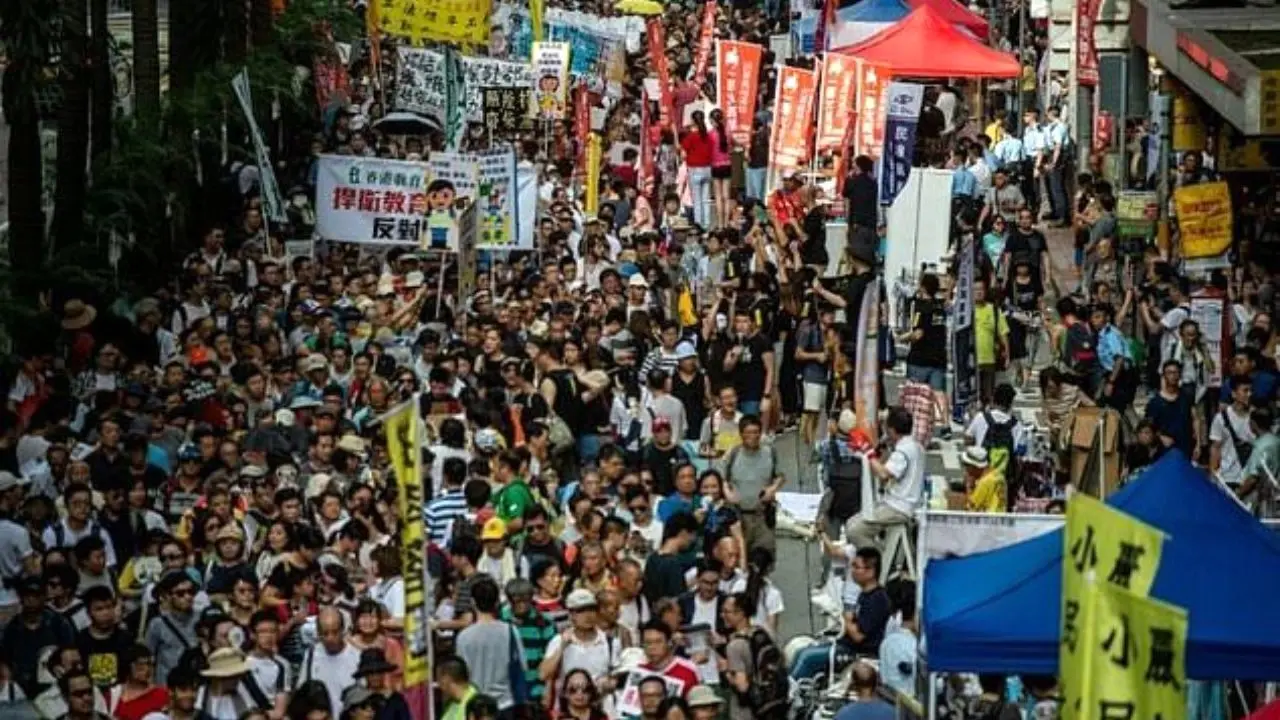 اعتراضات هزار نفری در هنگ‌کنگ علیه حکومت تک‌حزبی پکن