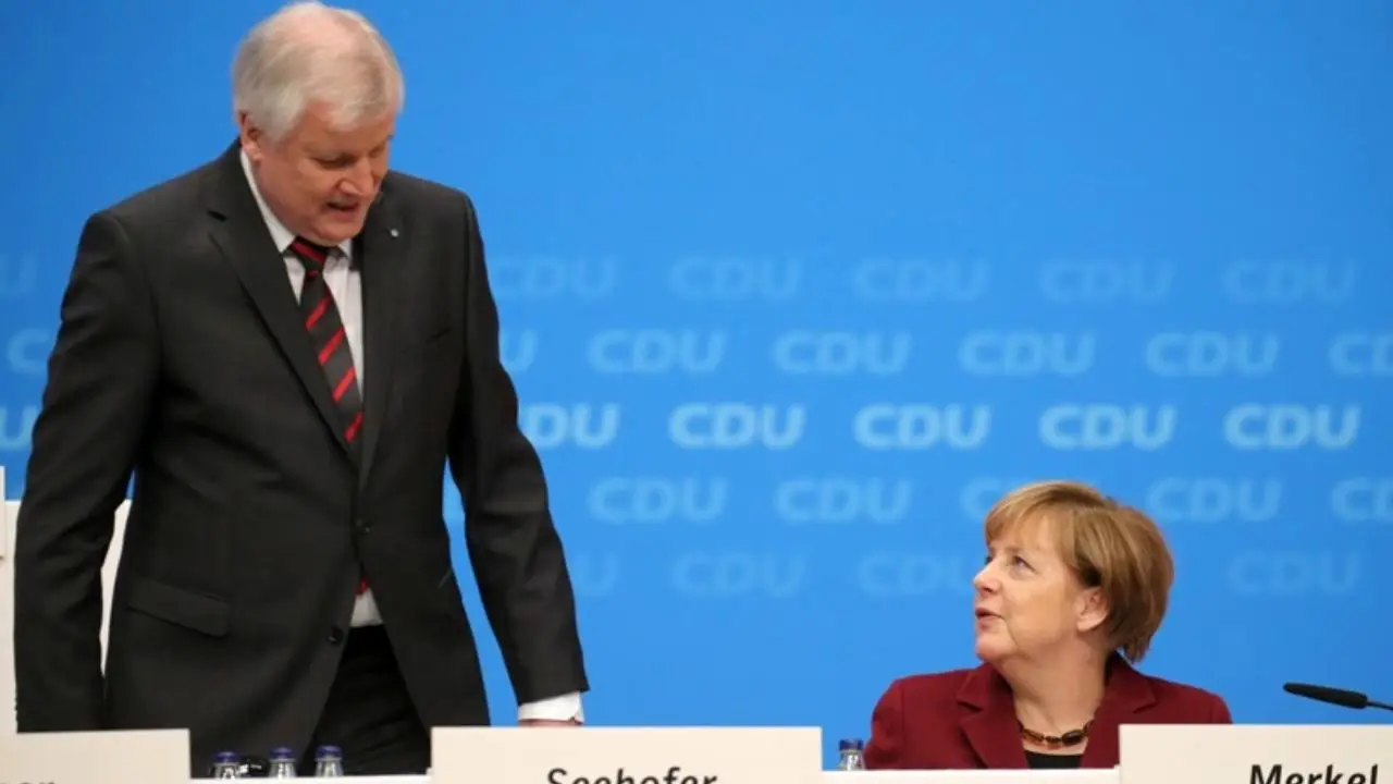 کناره‌گیری وزیر کشور آلمان/ بحران در دولت مرکل