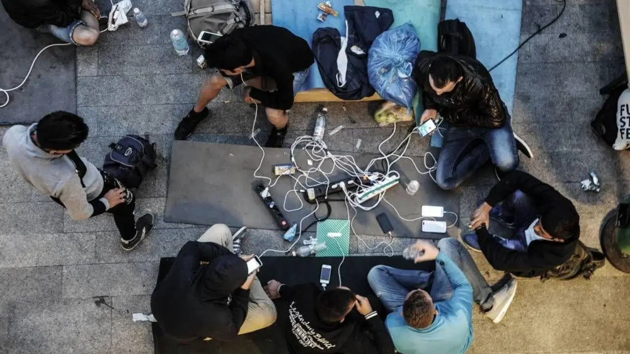 اروپا از گوشی‌های هوشمند برای اخراج پناهندگان استفاده می‌کند