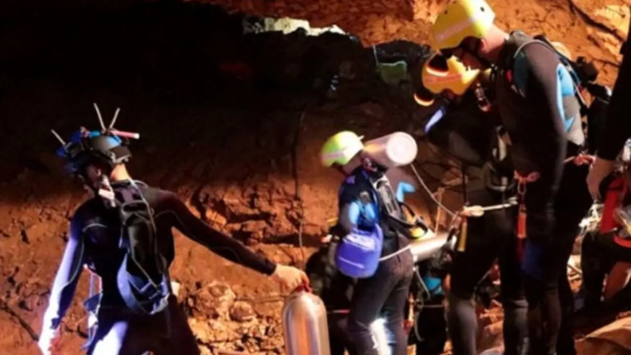 نجات بچه‌ها از غار تایلند فیلم می‌شود