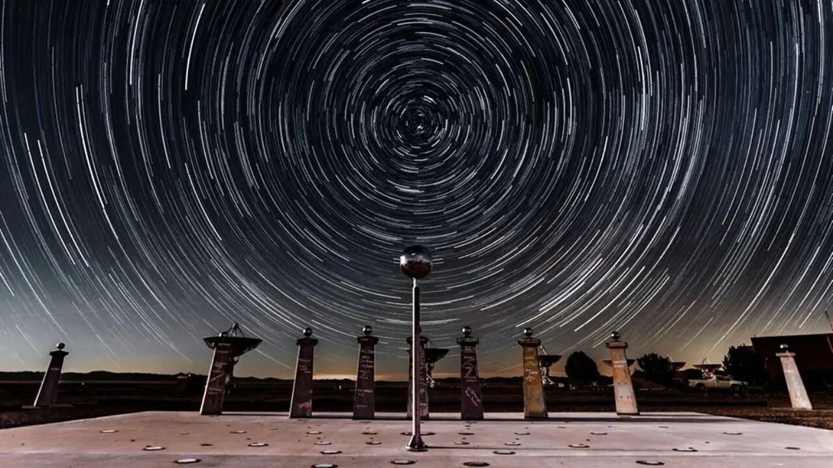 عکس روز ناسا، ستاره‌ها و ساعت آفتابی بریسول