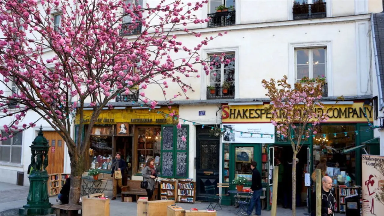 آیا شعری از حافظ در کتابفروشی «شکسپیر و شرکا» پاریس وجود دارد؟+ عکس
