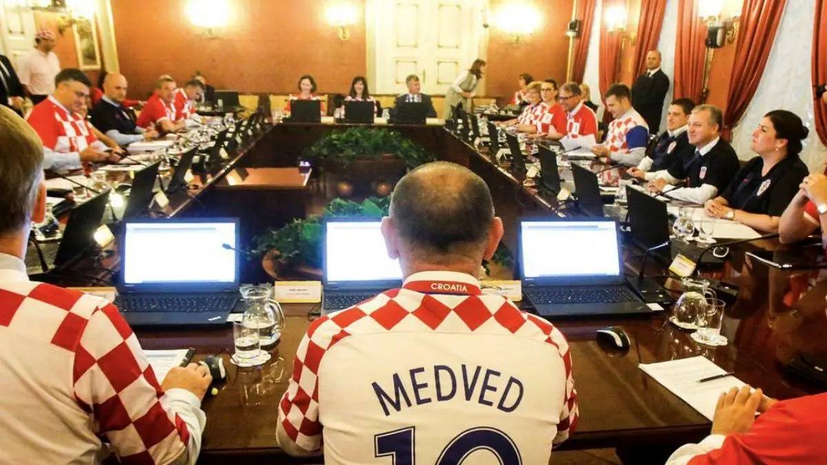 عکس| جلسه هیات دولت کرواسی با لباس‌های تیم ملی
