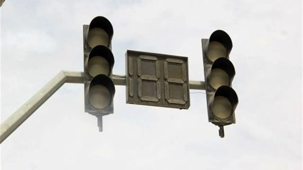 سردرگمی ترافیک پشت چراغ‌های راهنمایی خاموش/چه کسی پاسخگوست؟