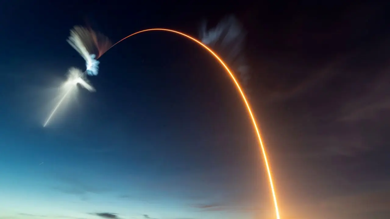 عکس روز ناسا، رد سرخ موشک