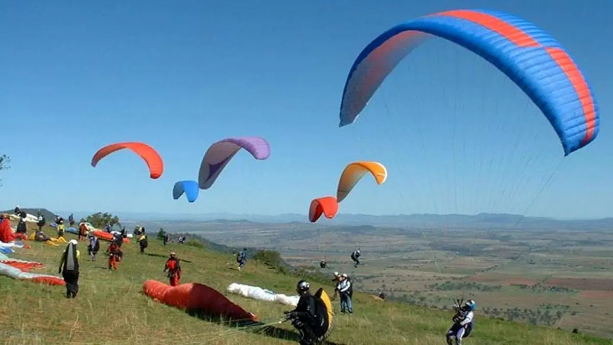 امکان‌ پرواز پاراگلایدرها در آسمان ایران با اخذ مجوز