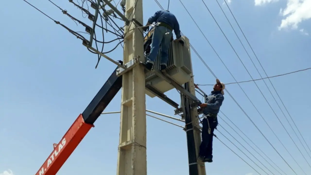 تعویض همزمان هفت دستگاه ترانسفورماتور برق در بنسجان یاسوج