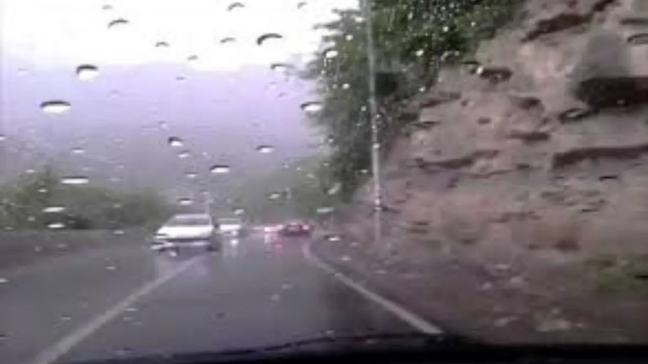 بارش باران در برخی محورهای استان مازندران