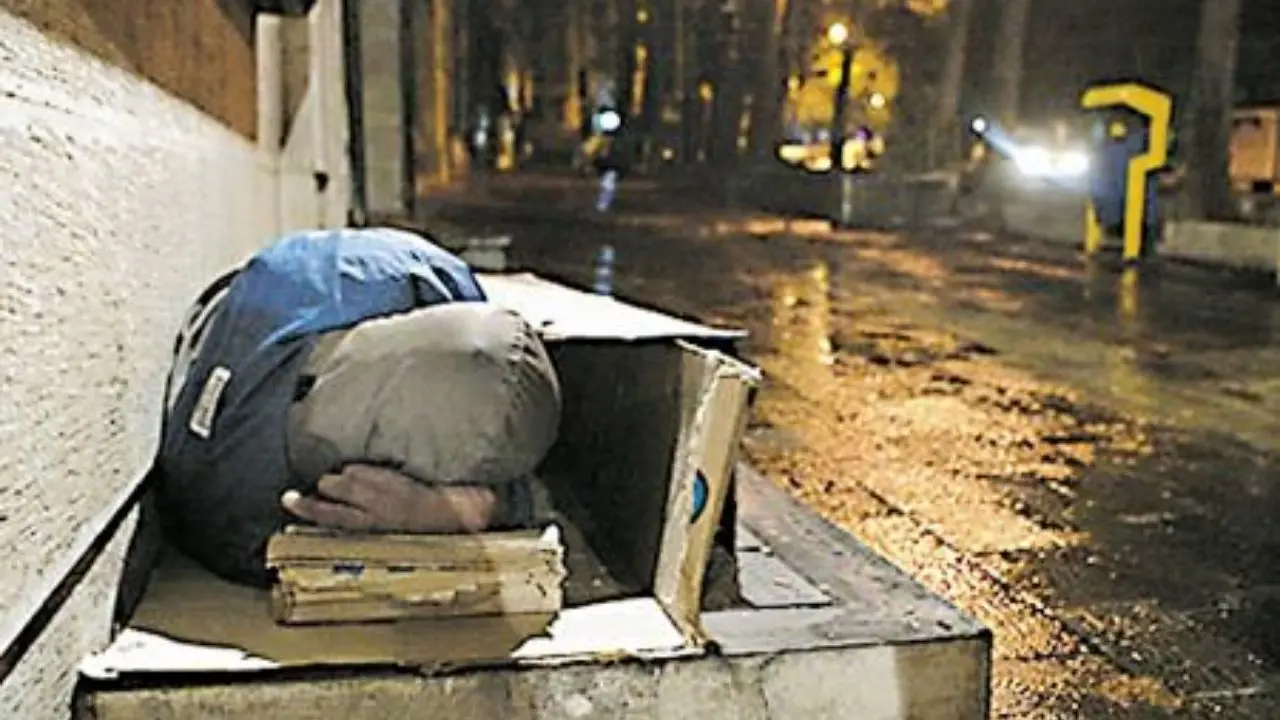 خیابان‌گردی برای یافتن کارتن‌خواب در کرج!