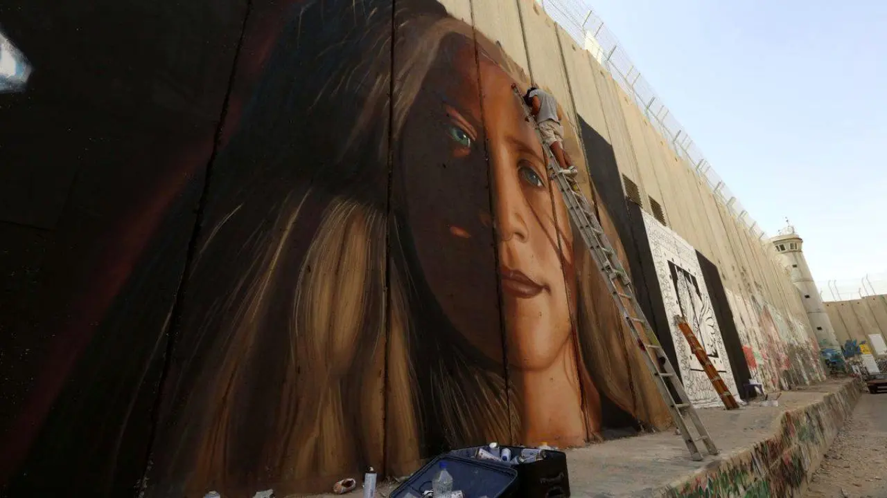 دستگیری سه هنرمند ایتالیایی به خاطر نقاشی کردن تصویر عهد التمیمی روی دیوار حائل