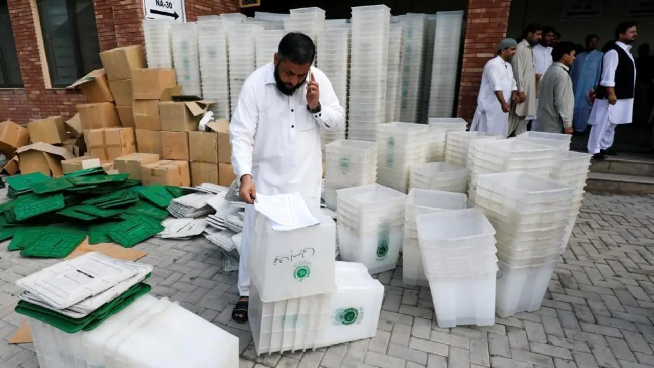 اعلام نتایج نهایی انتخابات پاکستان به تاخیر افتاد/ پیشتازی عمران خان و اعتراض رقبا