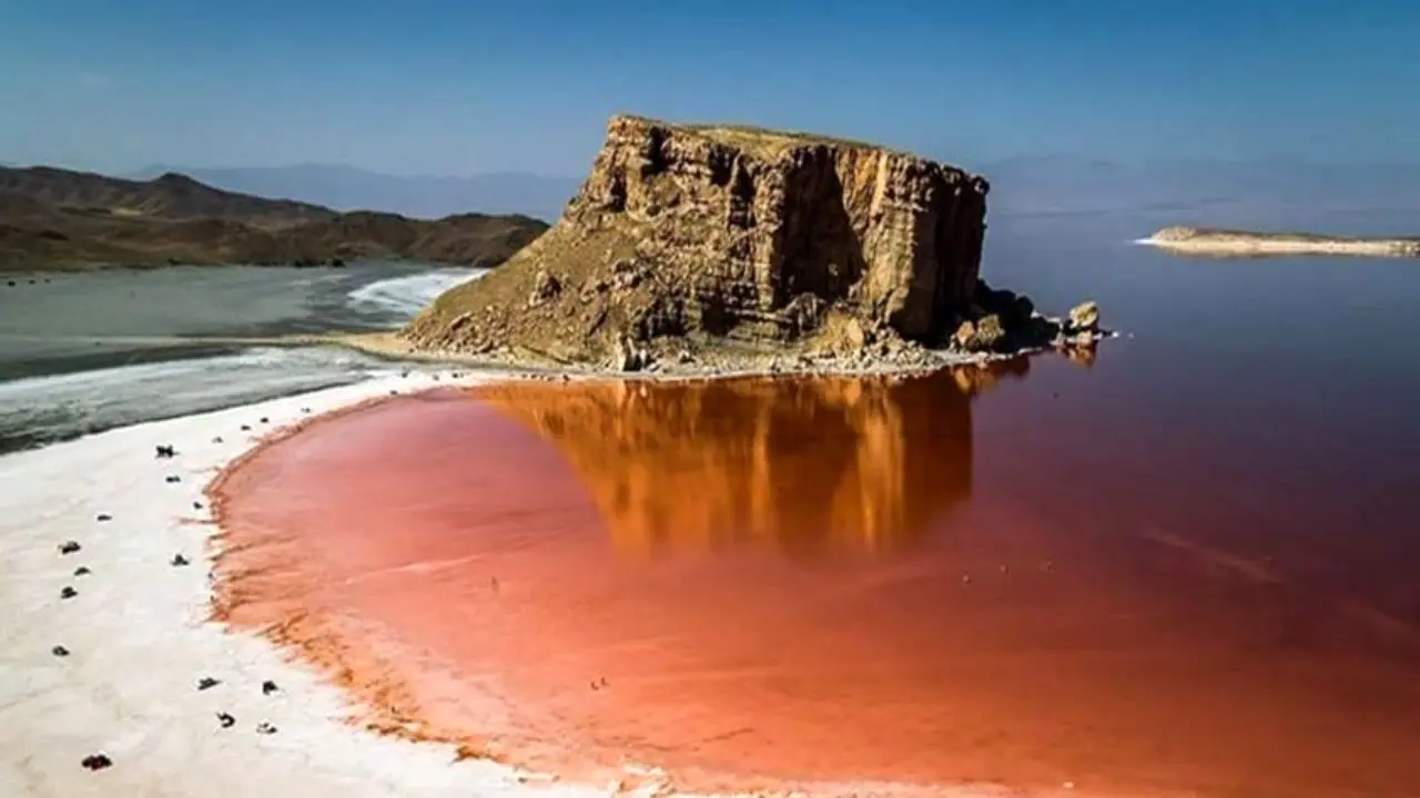 رهاسازی آب سد به دریاچه ارومیه در پاییز/ آزار گرد و خاک در بخش شرقی دریاچه