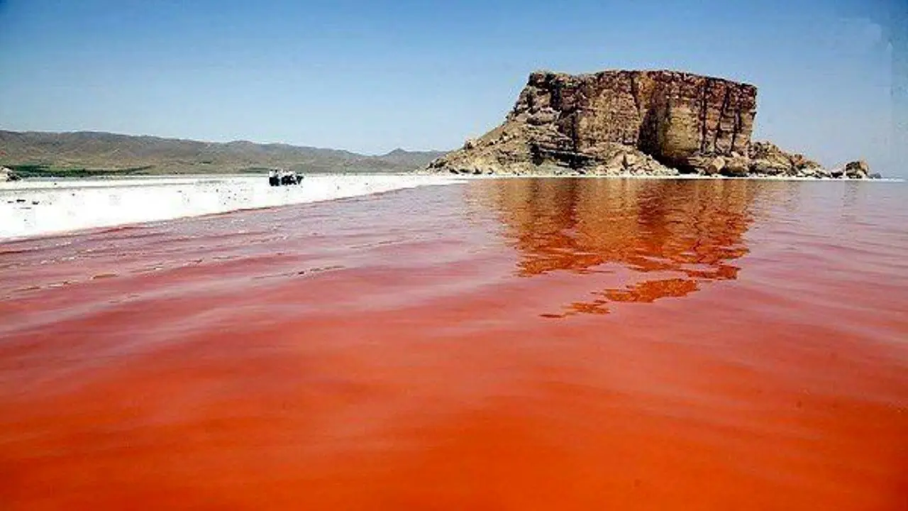 دریاچه ارومیه سرخ می‌ماند