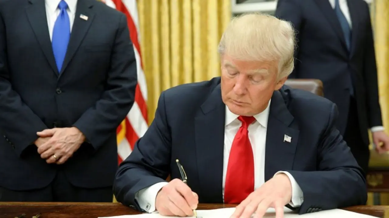 ترامپ فرمان اجرایی بازگشت تحریم‌ها علیه ایران را امضا کرد