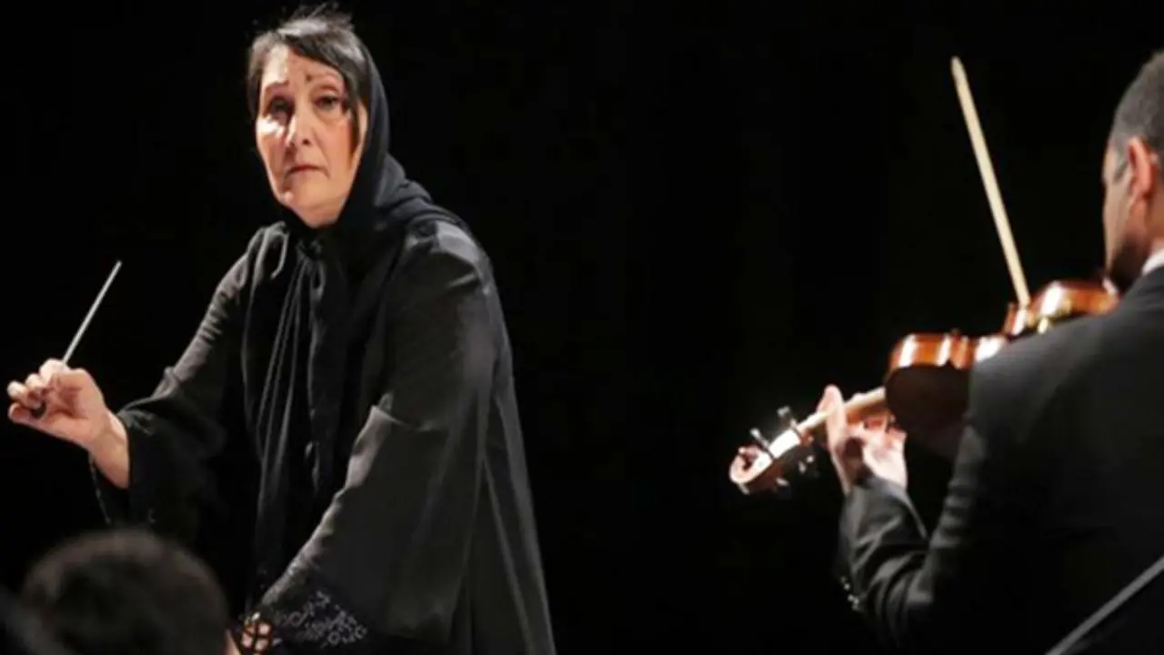 چوب رهبری ارکستر ملی در دست اولین زنِ رهبرِ ارکستر ایران