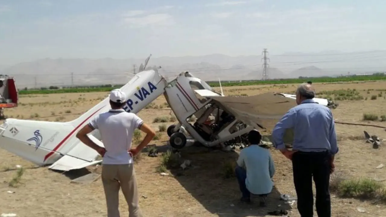 سقوط هواپیمای آموزشی در هشتگرد/ دو نفر مصدوم شدند