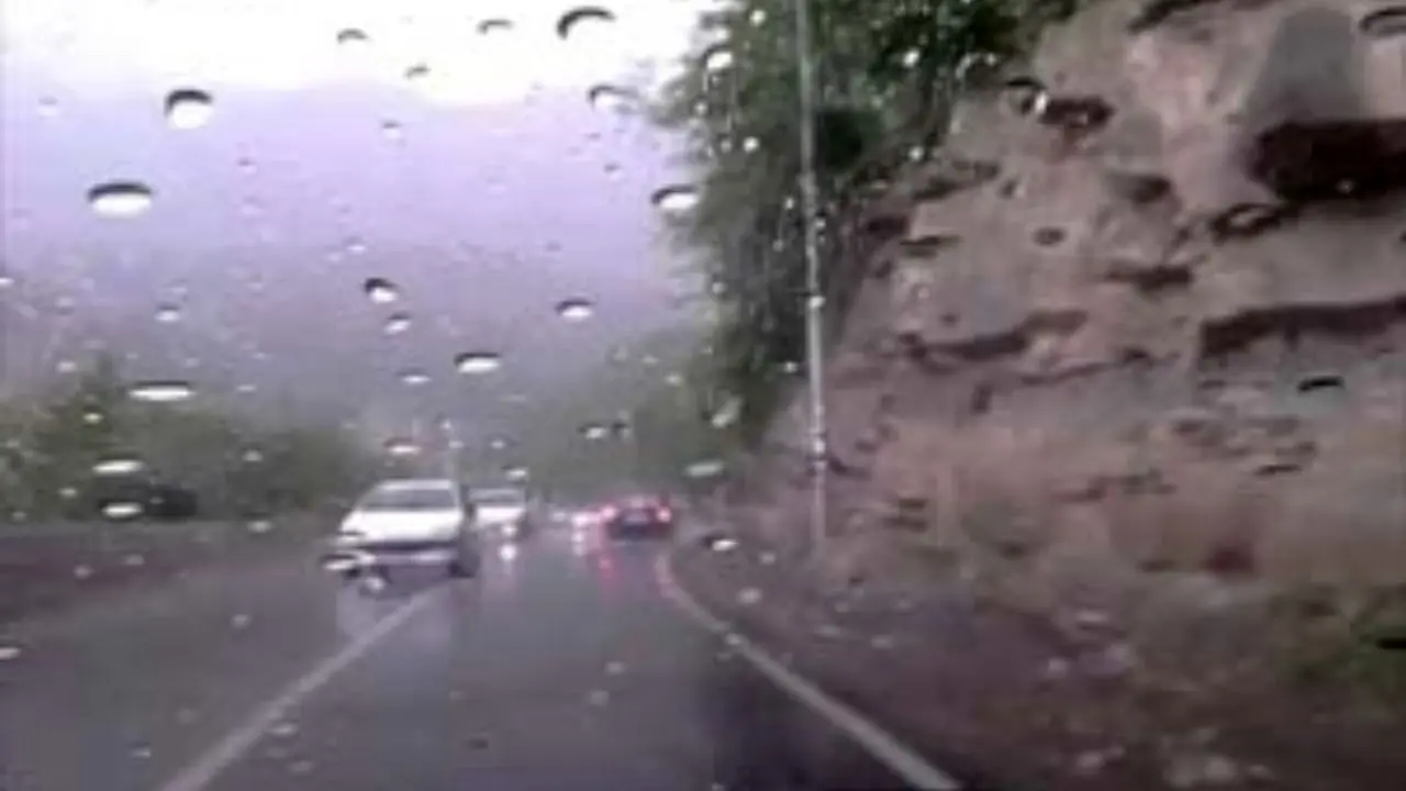 ترافیک در محور کرج-چالوس سنگین است/ بارش باران و مه گرفتگی در جاده‌های استان‌های شمالی