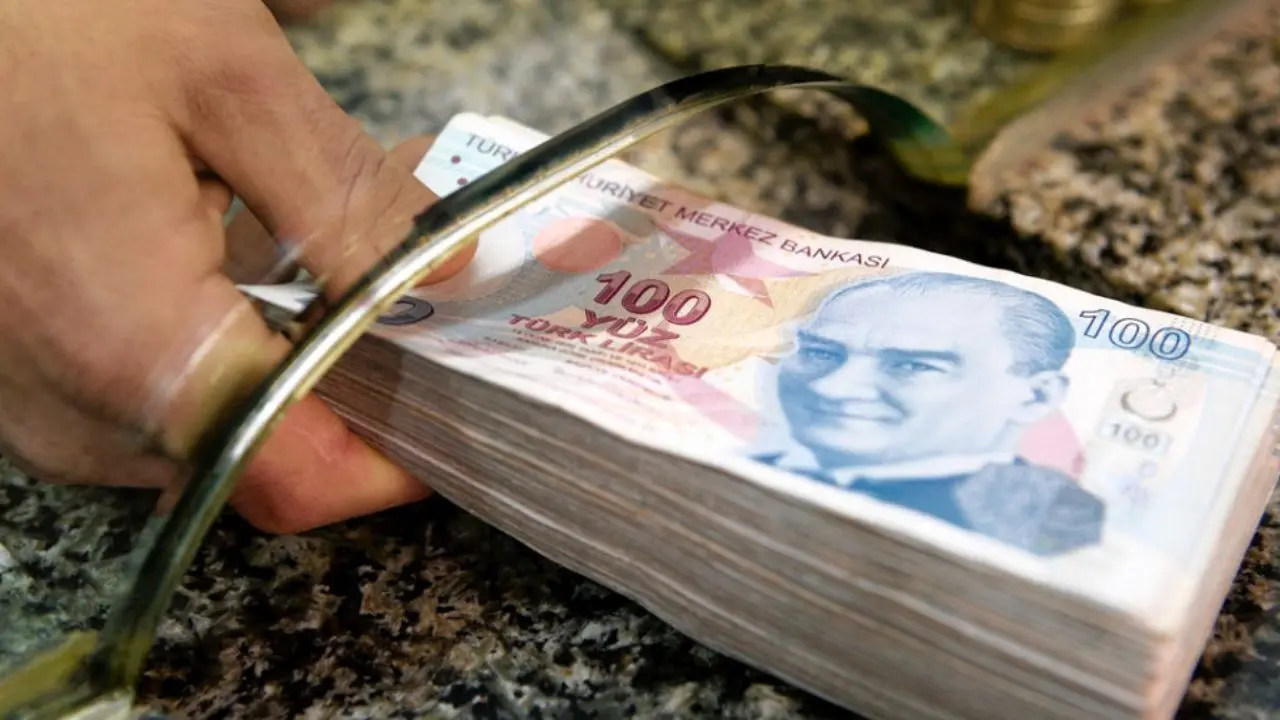 سقوط چشمگیر ارزش لیر نرخ ارزهای خارجی در بازار ترکیه ساعتی شد