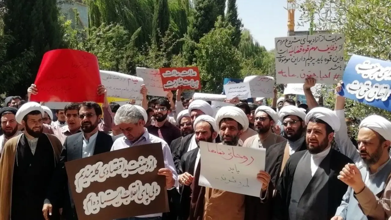 تجمع طلاب کرمانشاهی در اعتراض به وضعیت اقتصادی نامناسب مردم