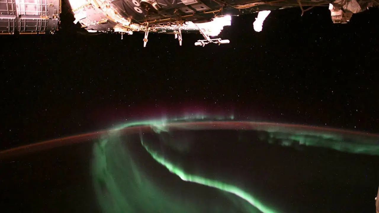 عکس روز ناسا، شفق‌های قطبی