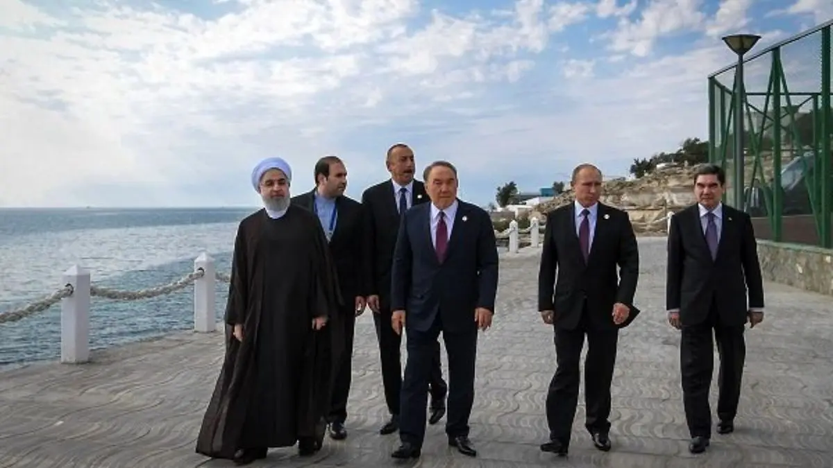 رهاسازی نمادین تعدادی بچه ماهی خاویاری در دریای خزر به نشانه دوستی