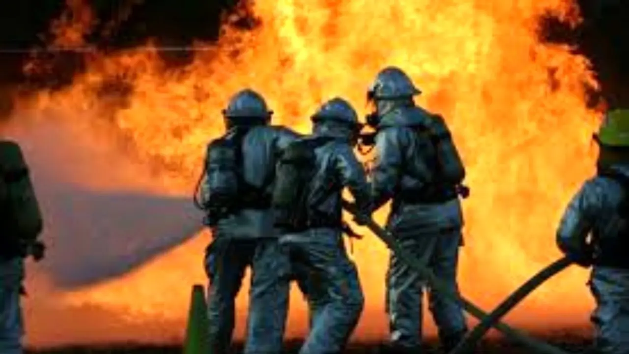 آتش‌سوزی بامدادی در مجتمع تجاری بلوار ارتش
